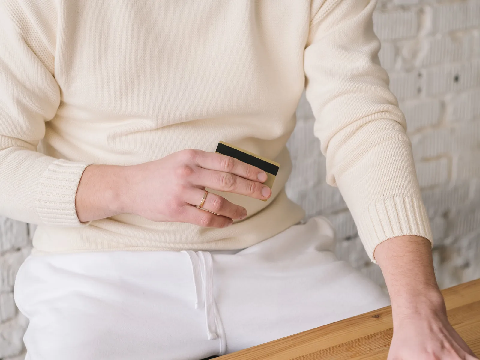 A shopper holding a credit card at a laptop, representing eBay Germany's two-week social commerce campaign