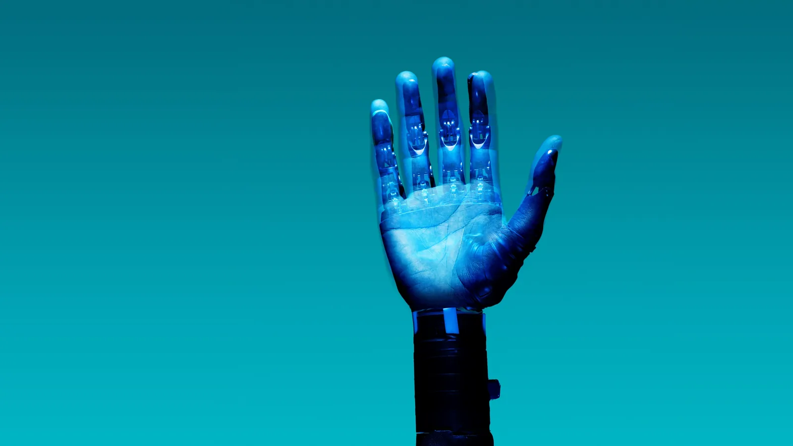 Eine durchsichtige Handprothese, erhoben auf einer freien petrolfarbenen Fläche: individuelle Tools, automatisiertes Reporting und private LLM-Setups für Marketingteams